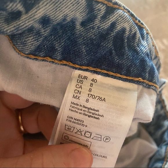 Divided women’s distressed light color jeans size 8 - Picture 6 of 8